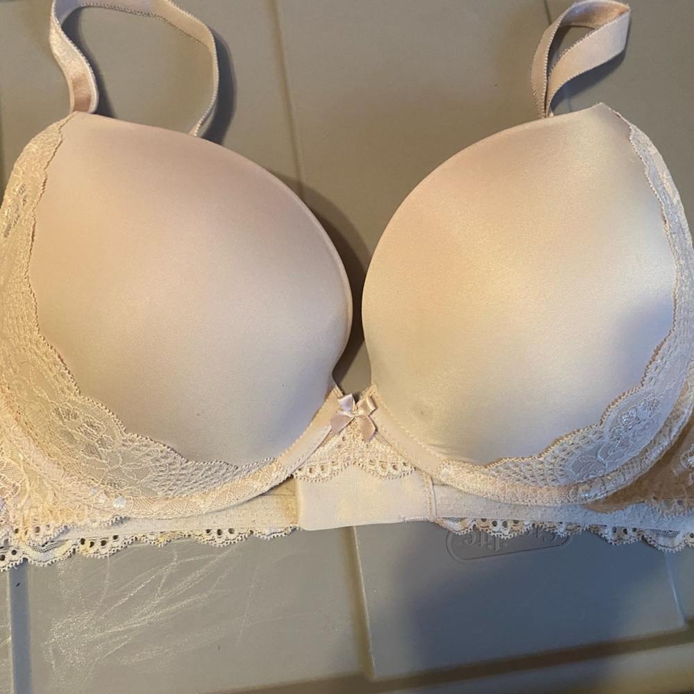 Cream colored Torrid Curve bra size 40C